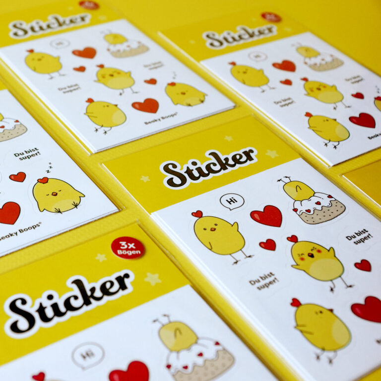 Stickerset mit Kükenmotiven liegen nebeneinander, ein Produkt der Marke Beaky Boops, Küken mit Herz